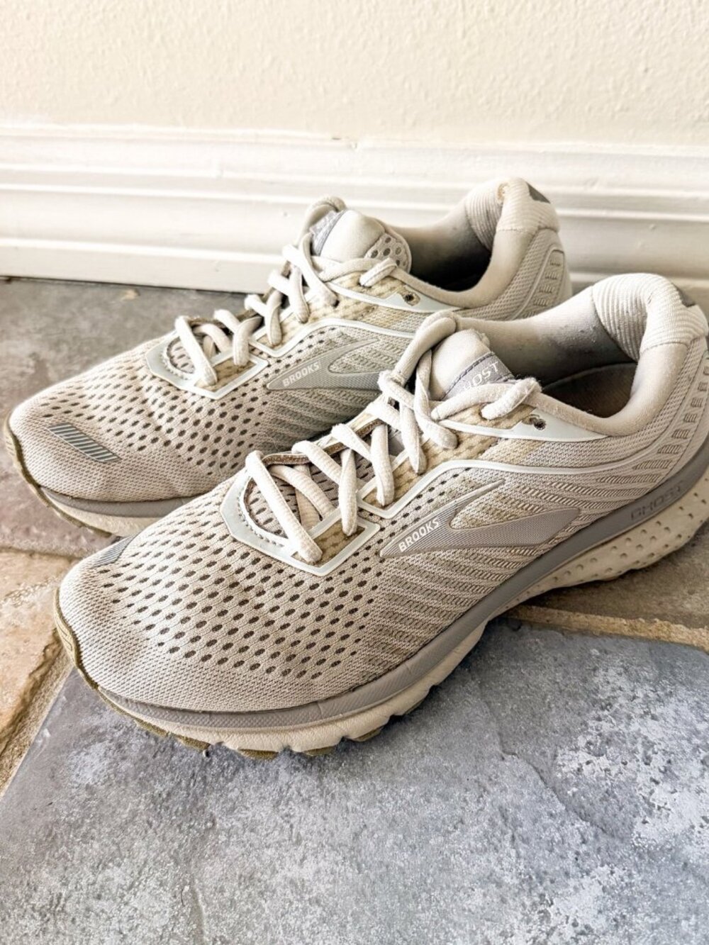 Brooks Ghost 12 Womens 7 Light Gray Running Shoes Athletic Sneakers